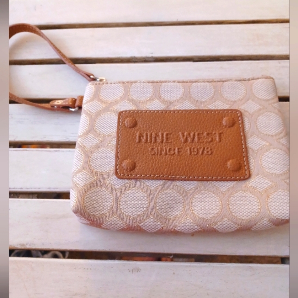 NINE WEST METALLIC WRISTLET